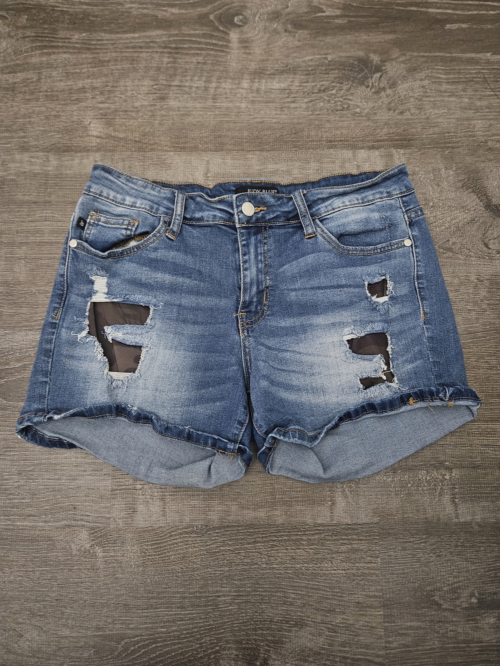 Judy Blue Distressed Cuffed Medium Wash Denim Shorts Size Large